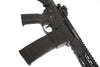 Dettaglio slitta Picatinny superiore su replica Freya R15, compatibile con ottiche, laser e accessori tattici airsoft.