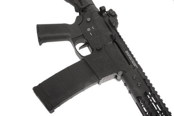Dettaglio slitta Picatinny superiore su replica Freya R15, compatibile con ottiche, laser e accessori tattici airsoft.