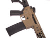 Dettaglio slitta Picatinny superiore su replica Freya R15 tan, compatibile con ottiche, laser e accessori tattici airsoft.