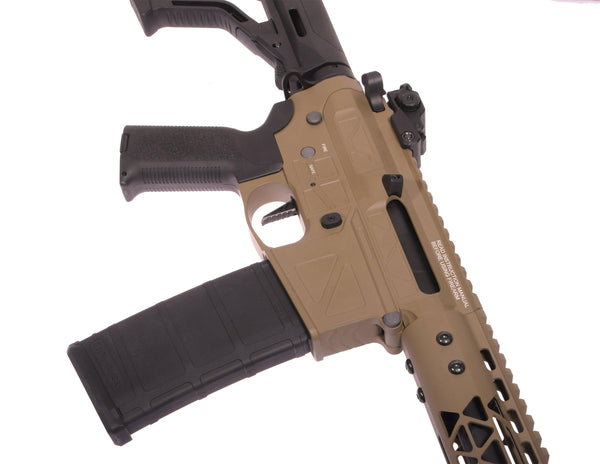 Dettaglio slitta Picatinny superiore su replica Freya R15 tan, compatibile con ottiche, laser e accessori tattici airsoft.